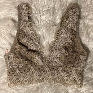 NWT Victoria's Secret stunning lace satin lined bralette